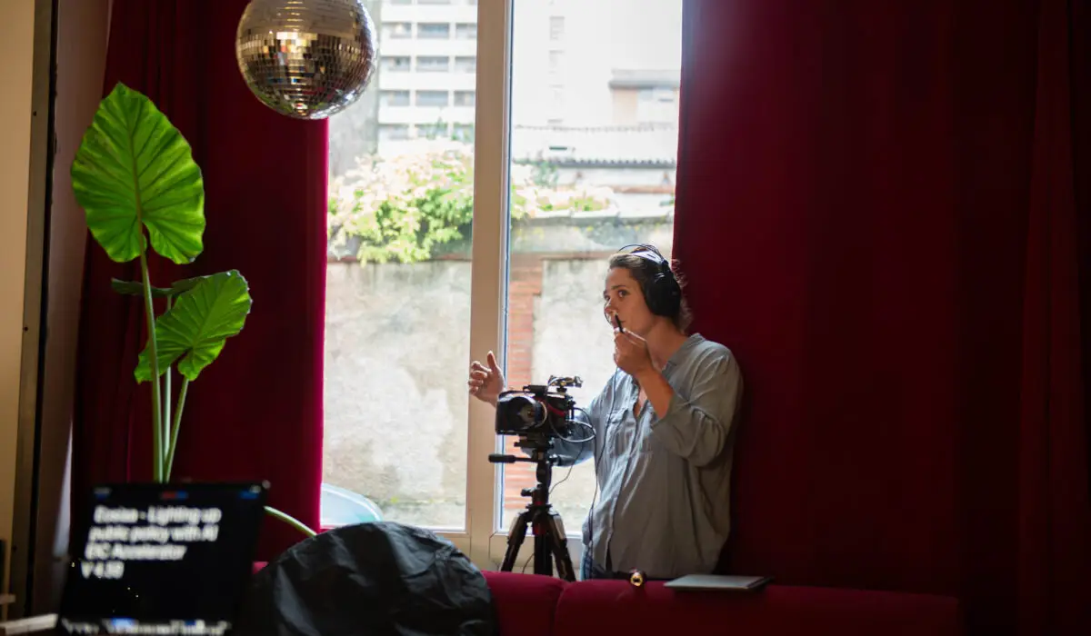 Elisa MARGRAS est réalisatrice de documentaires et gère des interviews pour fabriquer des histoires inspirantes