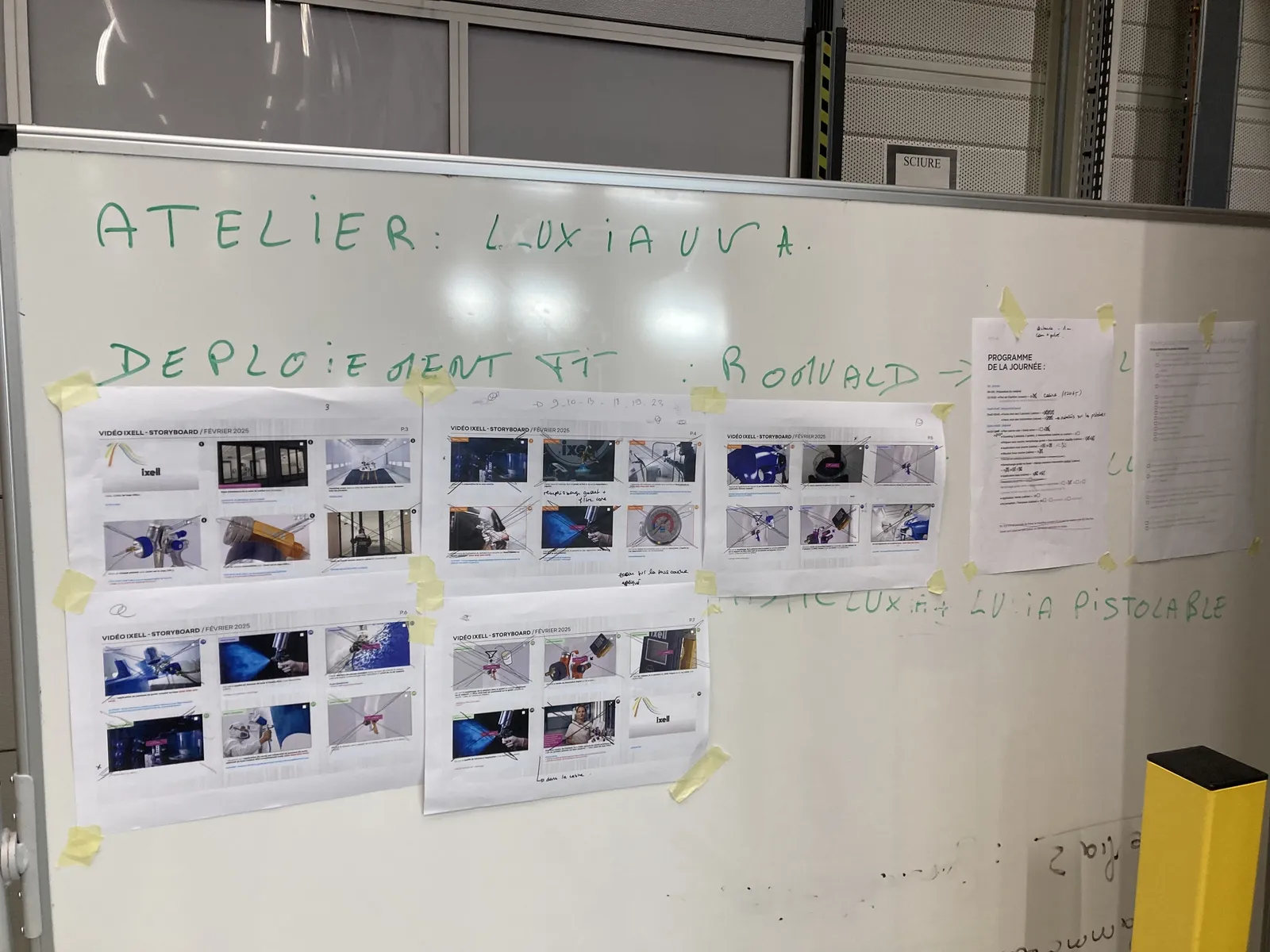 Le storyboard scotché au mur : la journée est écrite