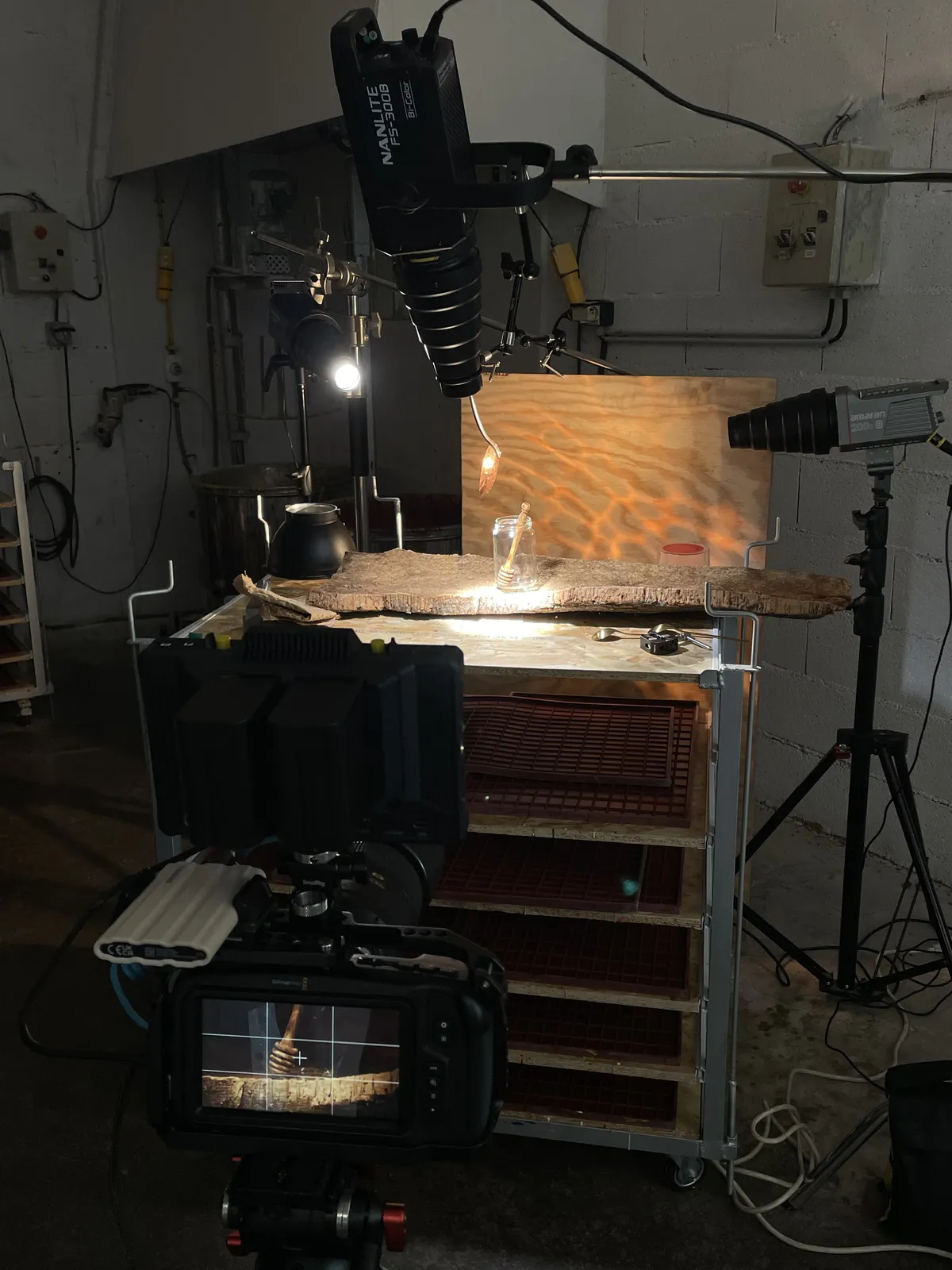 Le set dans son environnement : les lumières, et un reflet sur une cuillère en cuivre