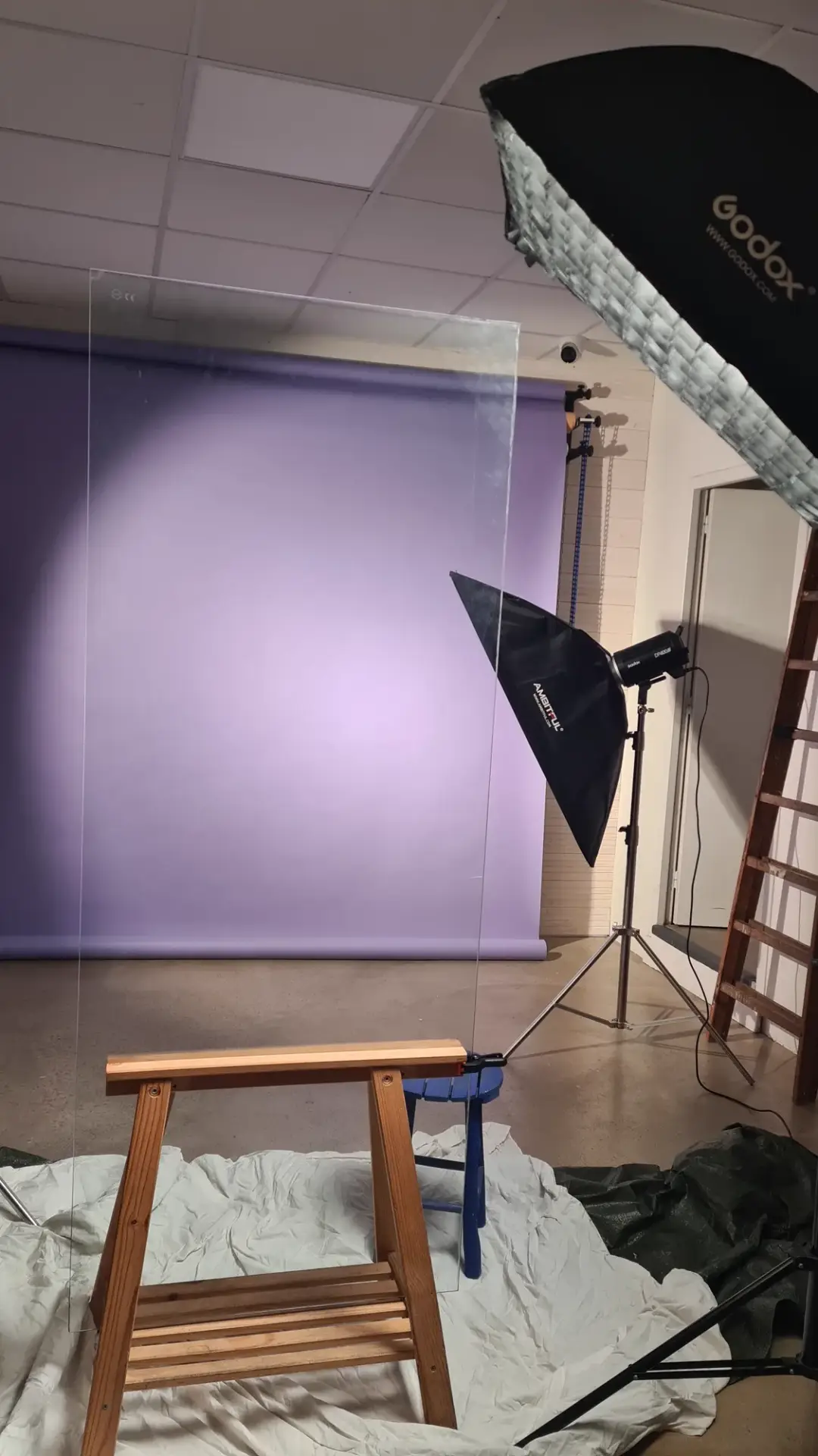 Le set au studio : plaque de verre, sources et fond violet
